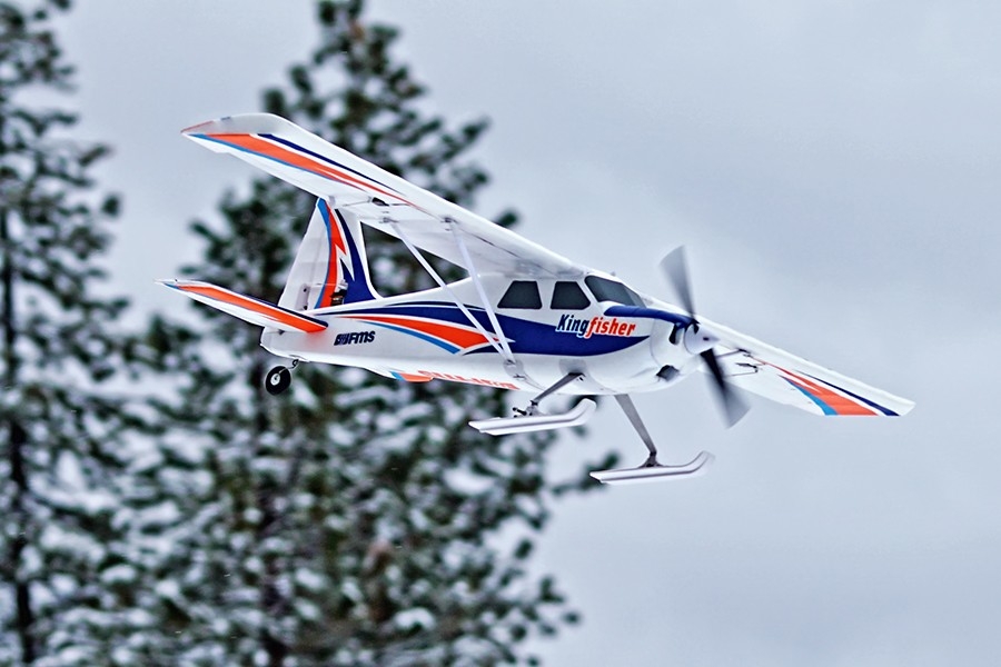RC model letadla Kingfisher 1400mm ARF s koly, plováky a lyžemi. Dále obsahuje motor, regl. a serva. | pkmodelar.cz