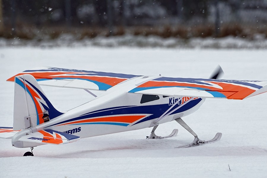 RC model letadla Kingfisher 1400mm ARF s koly, plováky a lyžemi. Dále obsahuje motor, regl. a serva. | pkmodelar.cz