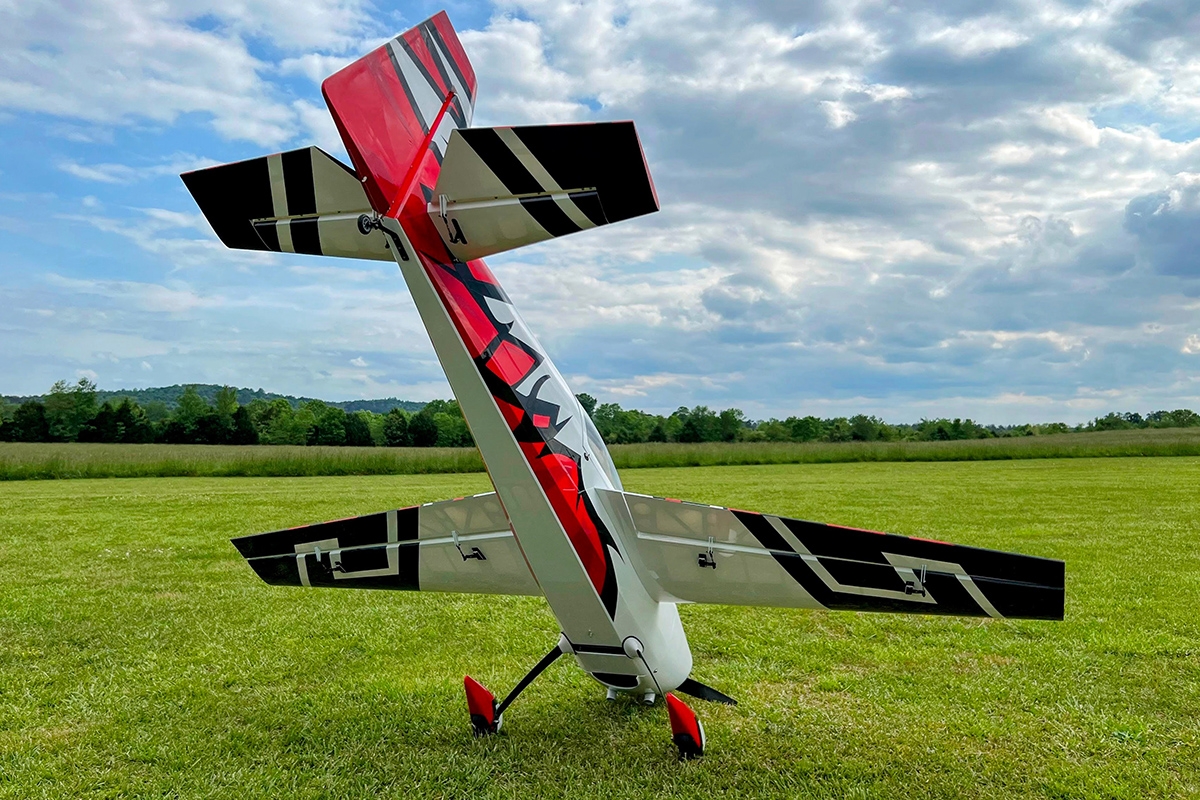 104" Edge 540T Červená/Bílá 2,64m | pkmodelar.cz