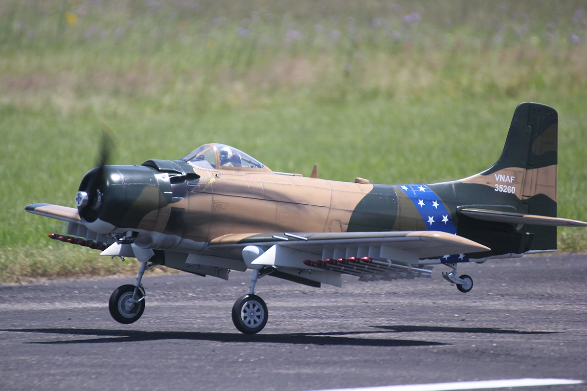 Skyraider A-1 2,18m (Zatahovací podvozek) Kamuflážní | pkmodelar.cz