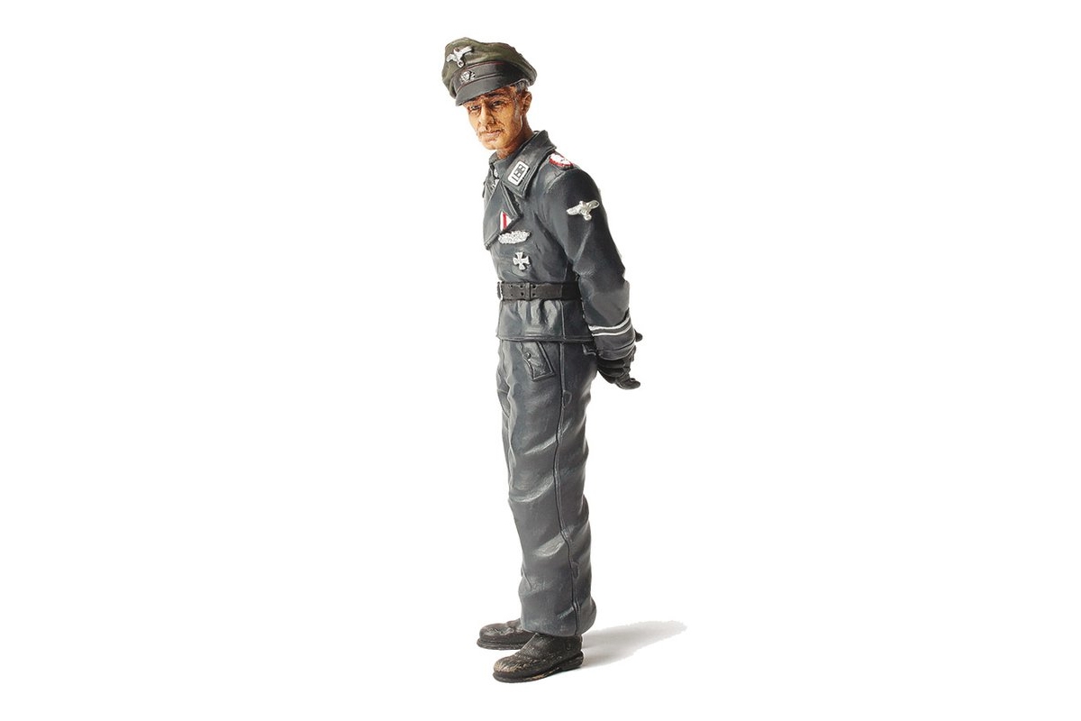 1/16 figurka stojícího německého vyššího vůdce útočné jednotky Jochena Peiper z 2 sv. vál.