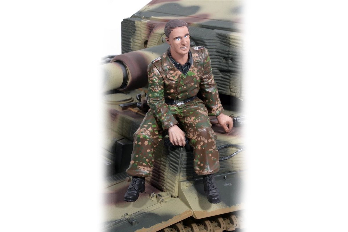 1/16 figurka sedící německé obsluhy vysílačky tanku z 2 sv. války, ručně malovaná | pkmodelar.cz