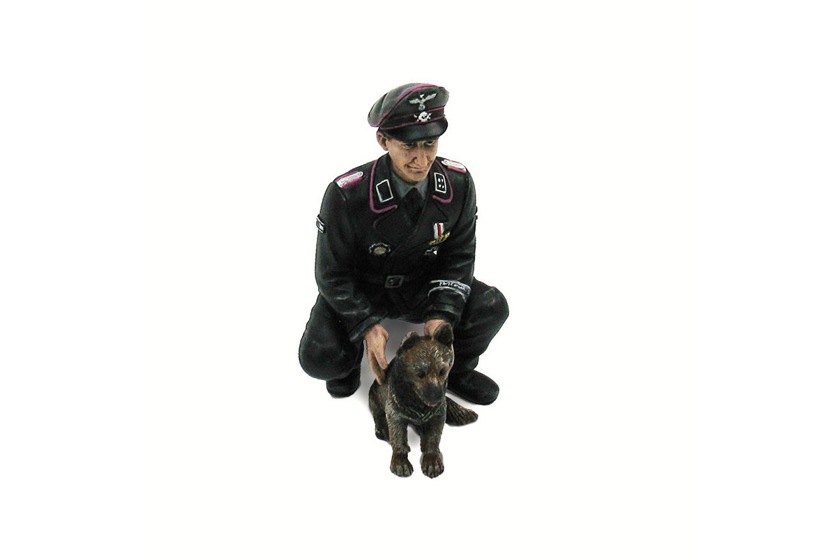 1/16 klečící německý plukovník Otto Paetsch se psem z 2 sv. války, ručně malovaný | pkmodelar.cz