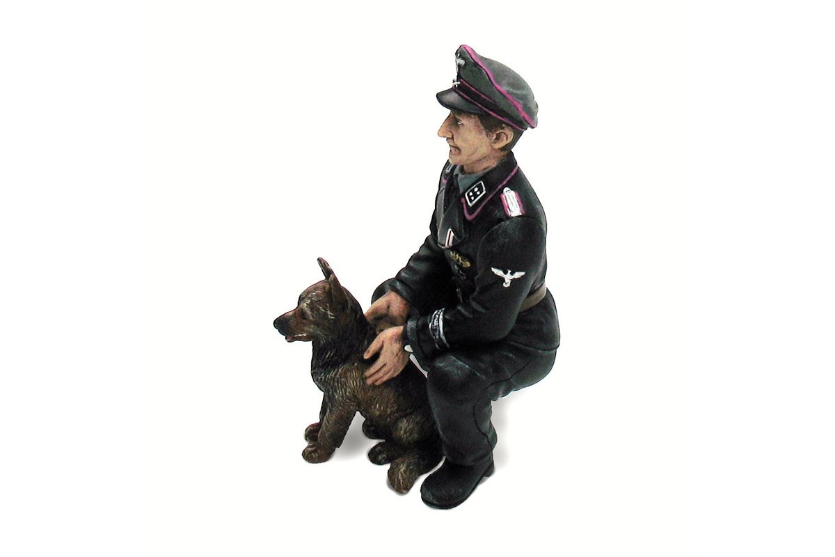 1/16 klečící německý plukovník Otto Paetsch se psem z 2 sv. války, ručně malovaný | pkmodelar.cz