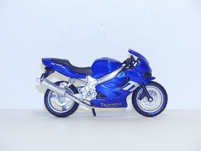 Model motocyklu Maisto Triumph TT 600 1:18 modrá