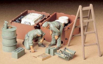 Plastikový model vojaků Tamiya 35180 German Tank Engine Maintenance Crew Set 1:35 | pkmodelar.cz