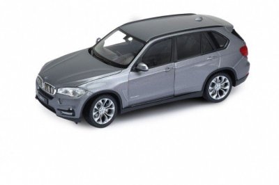 Model auta Welly BMW X5 (stříbrná šeď) 1:24
