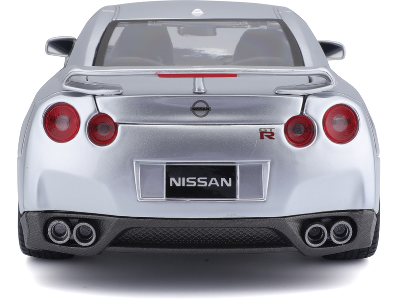 Bburago Nissan GT-R 2009 1:18 stříbrná | pkmodelar.cz