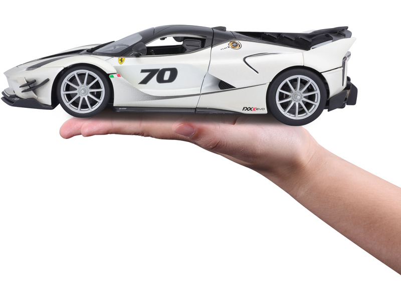 Bburago Ferrari FXX-K EVO No.70 1:18 bílá/černá | pkmodelar.cz