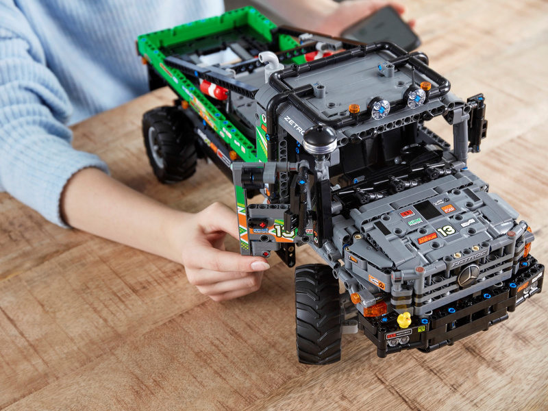 LEGO Technic - Truck trialový vůz Mercedes-Benz Zetros 4x4 | pkmodelar.cz