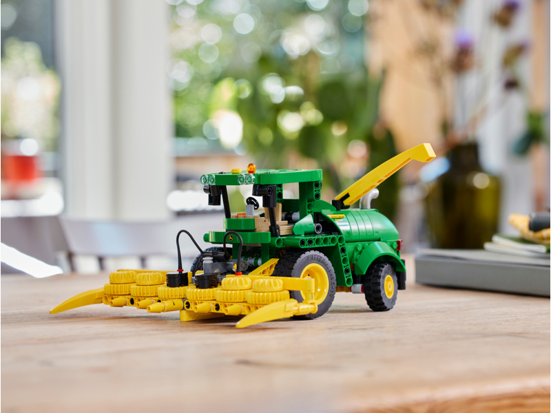 LEGO Technic - John Deere 9700 Forage Harvester | pkmodelar.cz