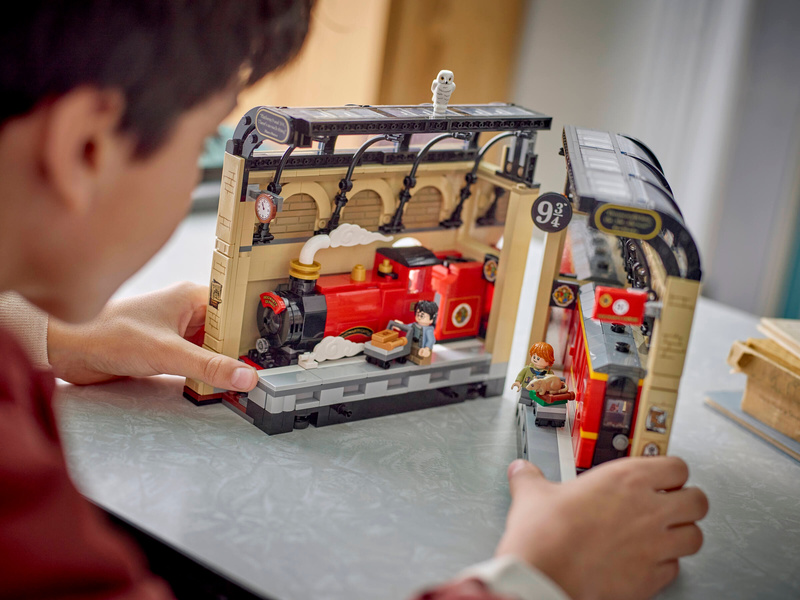 LEGO Harry Potter - Knižní zarážka: Spěšný vlak do Bradavic | pkmodelar.cz